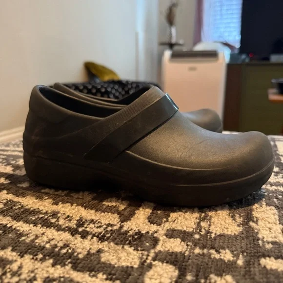 Crocs Neria Pro Non Slip Clogs - Picture 2 of 7